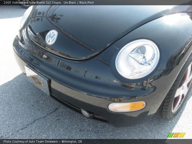 Uni Black / Black/Red 2005 Volkswagen New Beetle GLS Coupe