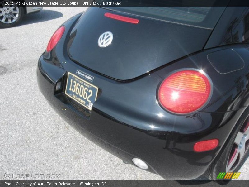 Uni Black / Black/Red 2005 Volkswagen New Beetle GLS Coupe