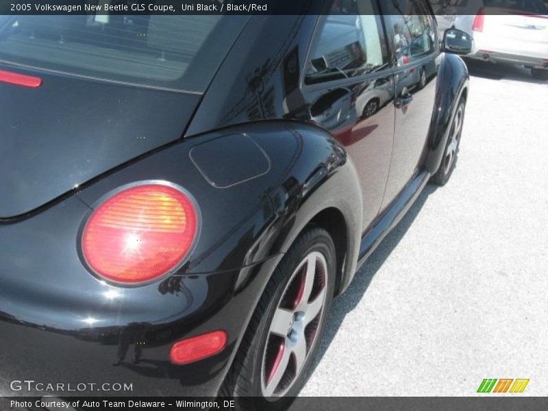 Uni Black / Black/Red 2005 Volkswagen New Beetle GLS Coupe