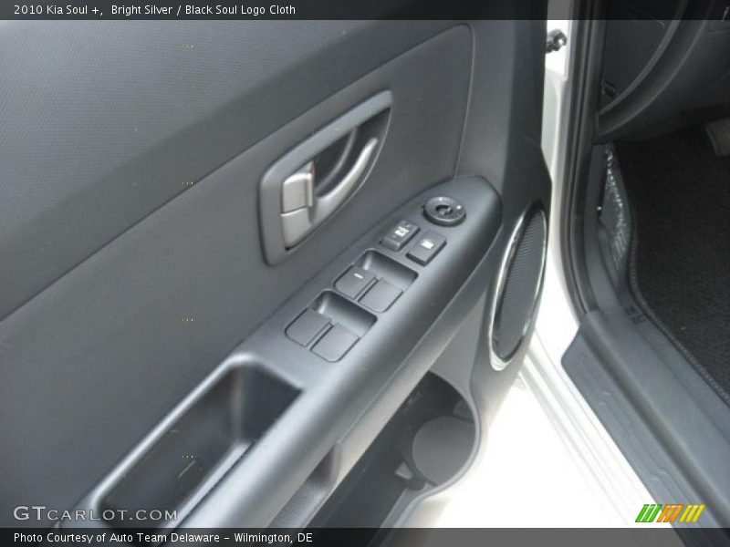 Bright Silver / Black Soul Logo Cloth 2010 Kia Soul +