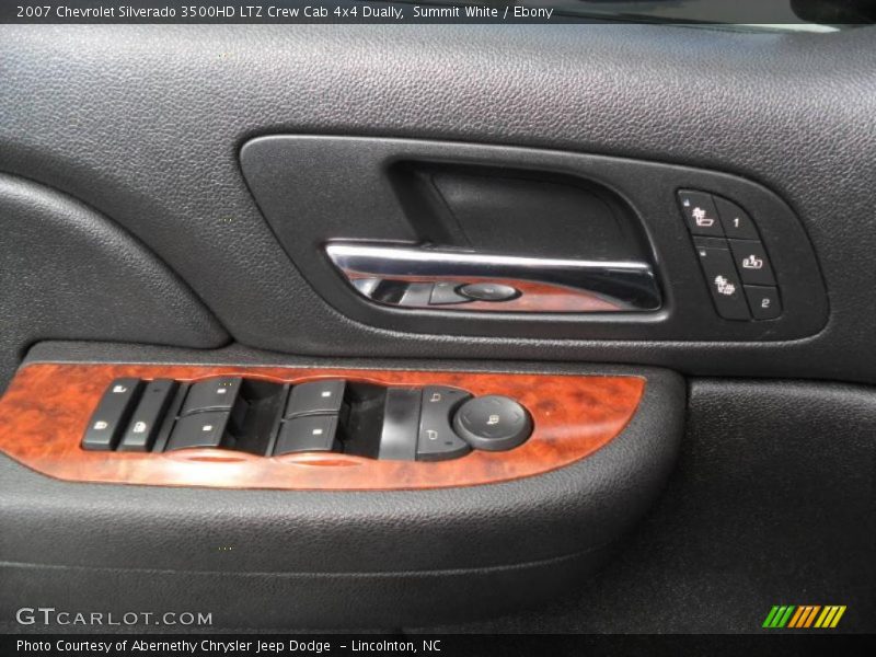 Controls of 2007 Silverado 3500HD LTZ Crew Cab 4x4 Dually