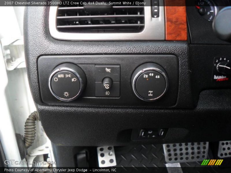Controls of 2007 Silverado 3500HD LTZ Crew Cab 4x4 Dually