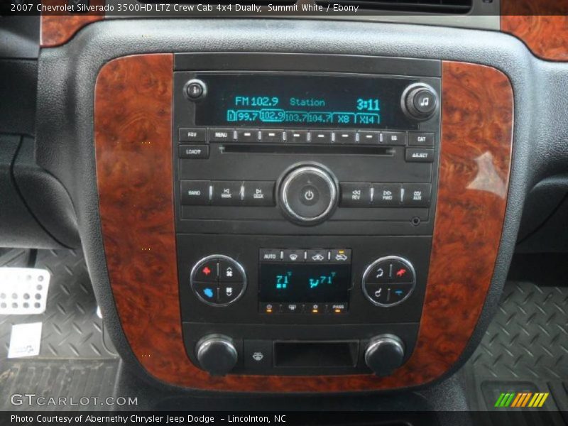 Controls of 2007 Silverado 3500HD LTZ Crew Cab 4x4 Dually