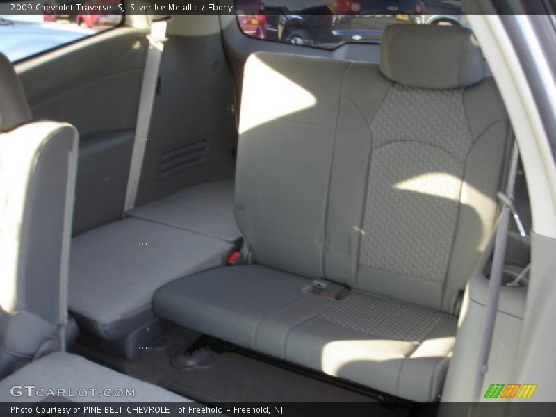 Silver Ice Metallic / Ebony 2009 Chevrolet Traverse LS
