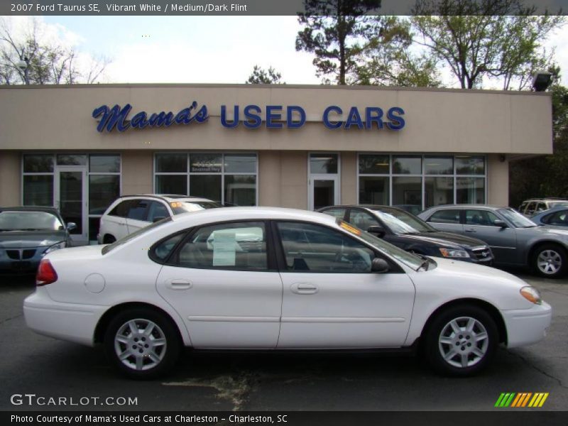 Vibrant White / Medium/Dark Flint 2007 Ford Taurus SE