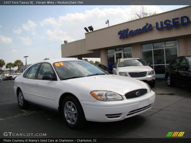 Vibrant White / Medium/Dark Flint 2007 Ford Taurus SE