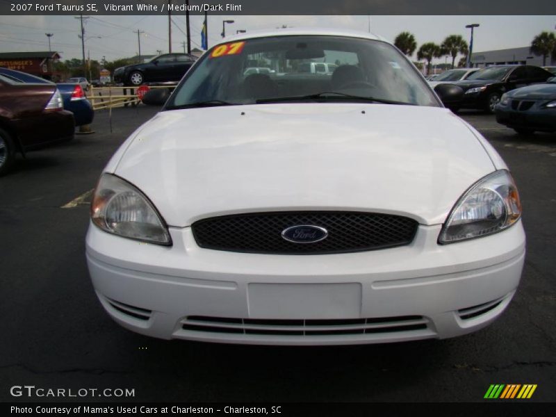 Vibrant White / Medium/Dark Flint 2007 Ford Taurus SE