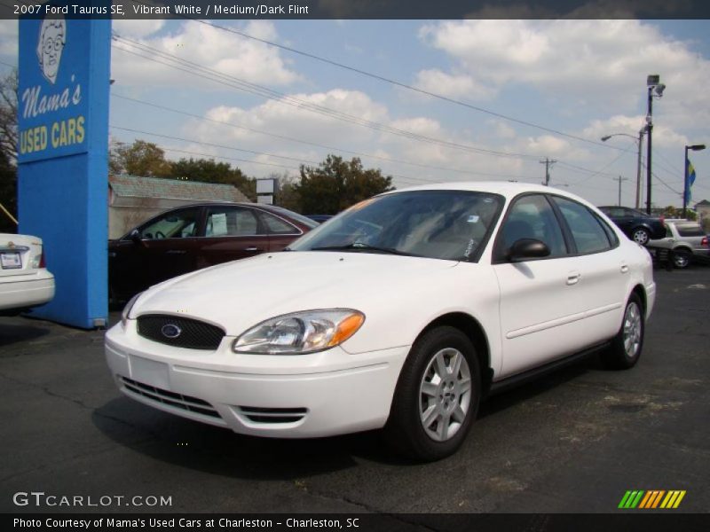 Vibrant White / Medium/Dark Flint 2007 Ford Taurus SE