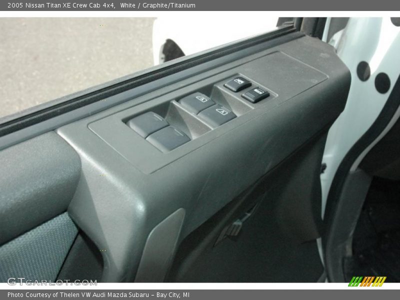 White / Graphite/Titanium 2005 Nissan Titan XE Crew Cab 4x4