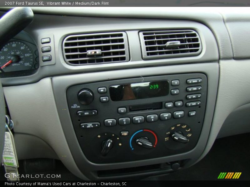 Vibrant White / Medium/Dark Flint 2007 Ford Taurus SE