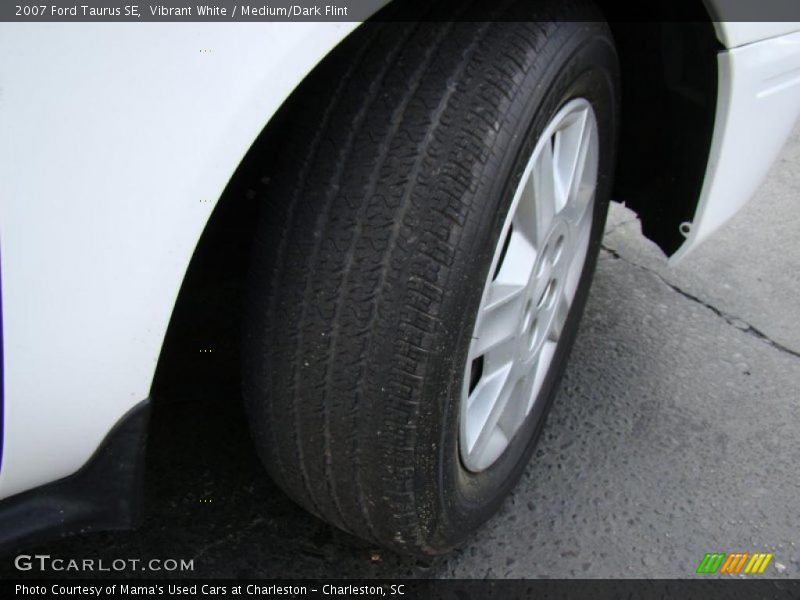 Vibrant White / Medium/Dark Flint 2007 Ford Taurus SE