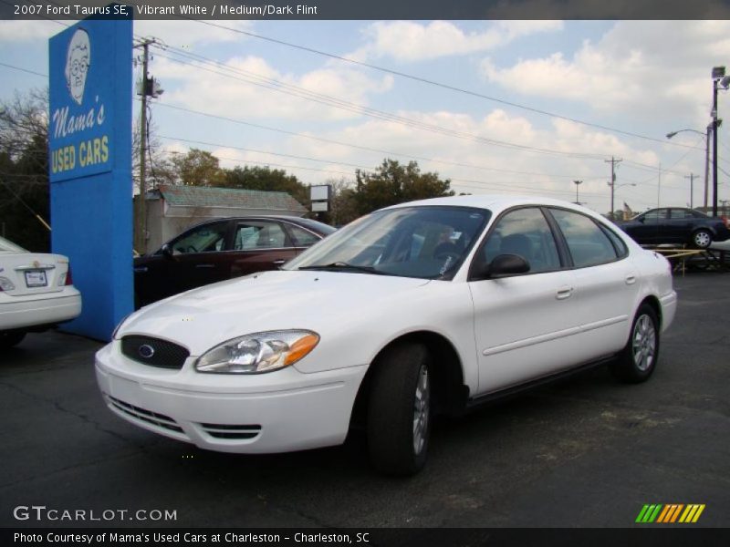 Vibrant White / Medium/Dark Flint 2007 Ford Taurus SE