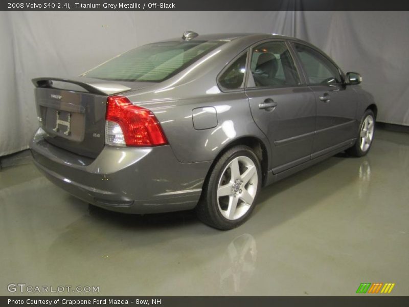 Titanium Grey Metallic / Off-Black 2008 Volvo S40 2.4i