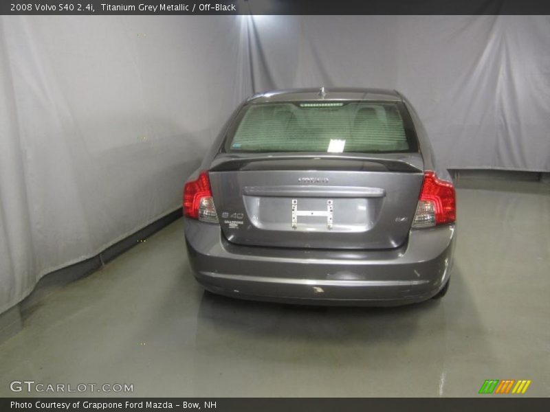 Titanium Grey Metallic / Off-Black 2008 Volvo S40 2.4i