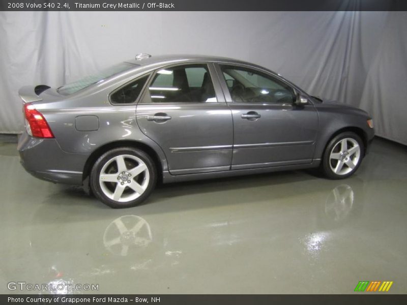 Titanium Grey Metallic / Off-Black 2008 Volvo S40 2.4i