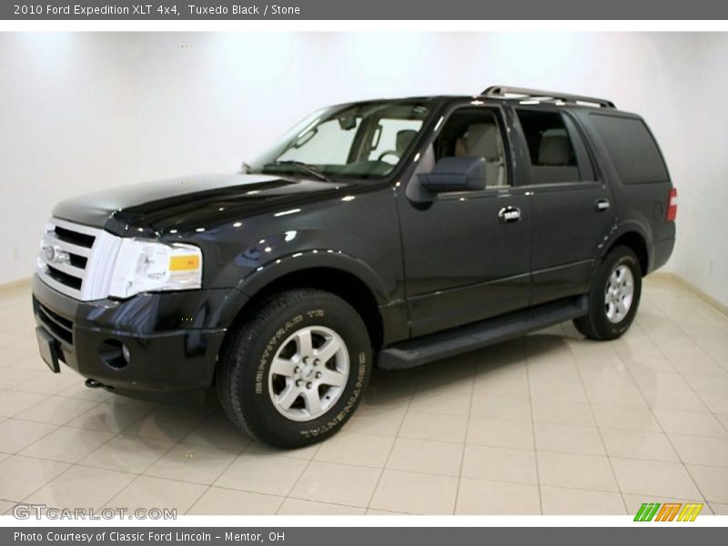 Front 3/4 View of 2010 Expedition XLT 4x4