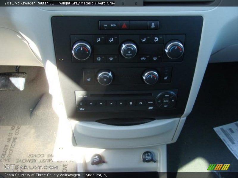 Twilight Gray Metallic / Aero Gray 2011 Volkswagen Routan SE