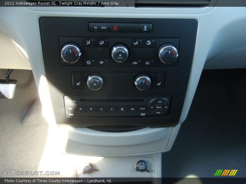 Twilight Gray Metallic / Aero Gray 2011 Volkswagen Routan SE
