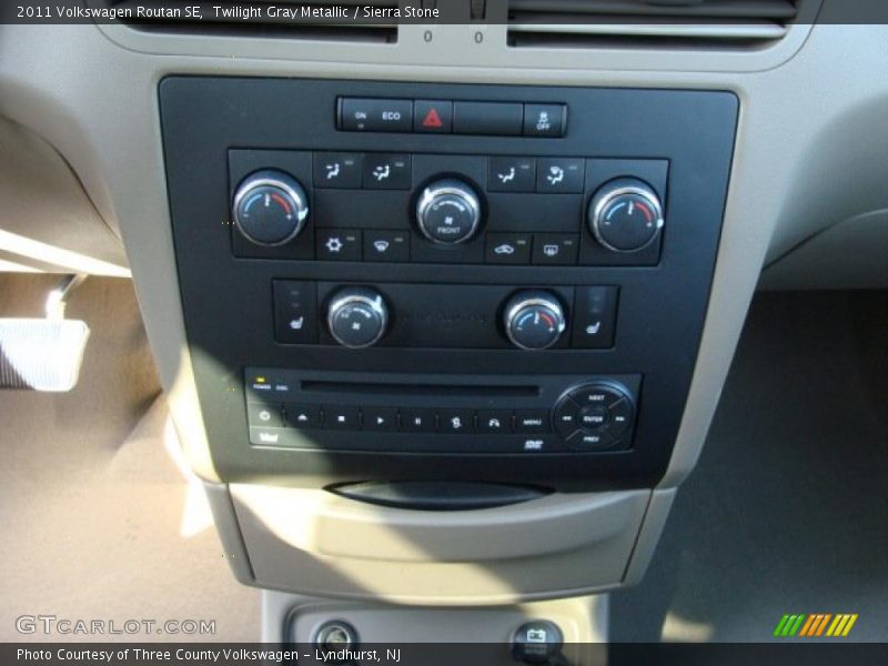 Twilight Gray Metallic / Sierra Stone 2011 Volkswagen Routan SE