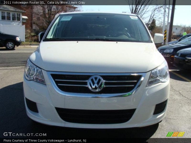 Calla Lily White / Aero Gray 2011 Volkswagen Routan SEL