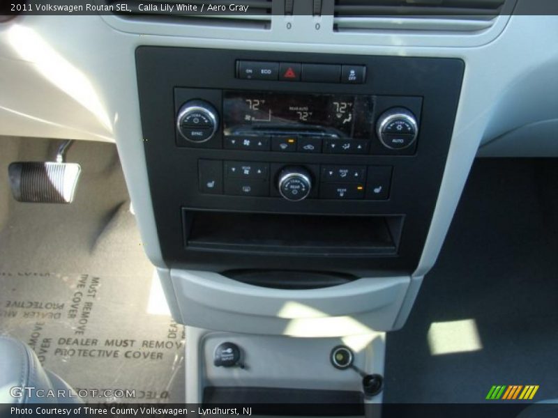 Calla Lily White / Aero Gray 2011 Volkswagen Routan SEL