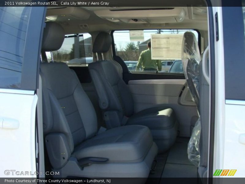 Calla Lily White / Aero Gray 2011 Volkswagen Routan SEL
