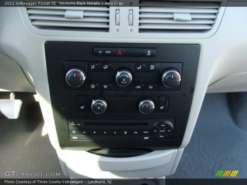 Nocturne Black Metallic / Aero Gray 2011 Volkswagen Routan SE