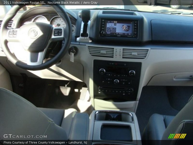 Nocturne Black Metallic / Aero Gray 2011 Volkswagen Routan SEL