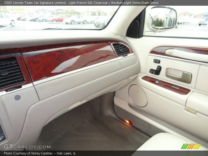 Light French Silk Clearcoat / Medium Light Stone/Dark Stone 2005 Lincoln Town Car Signature Limited