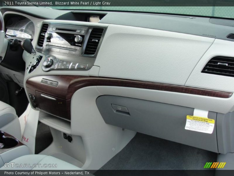 Dashboard of 2011 Sienna Limited