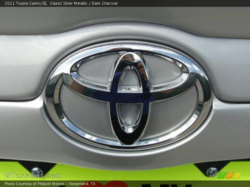 Classic Silver Metallic / Dark Charcoal 2011 Toyota Camry SE
