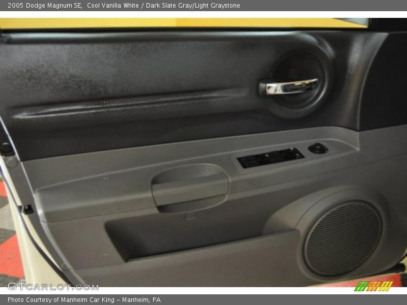 Cool Vanilla White / Dark Slate Gray/Light Graystone 2005 Dodge Magnum SE