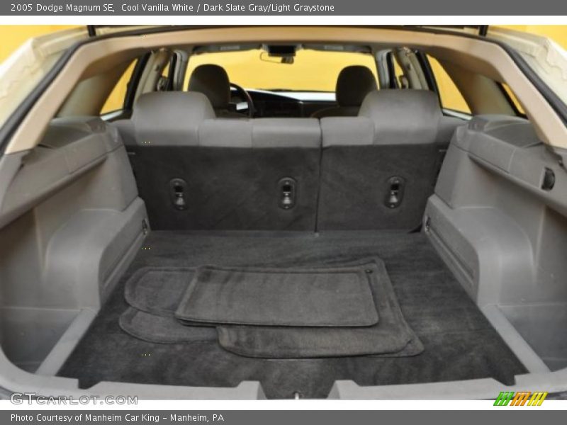 Cool Vanilla White / Dark Slate Gray/Light Graystone 2005 Dodge Magnum SE