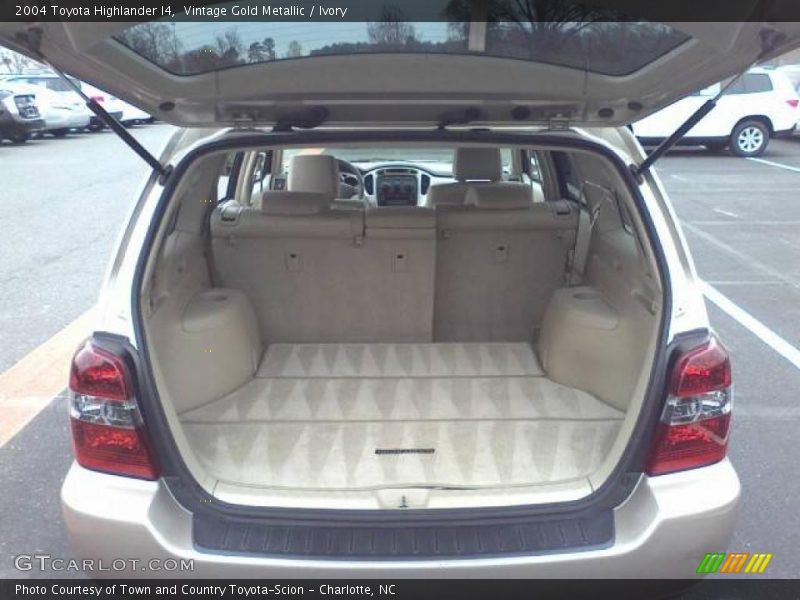 Vintage Gold Metallic / Ivory 2004 Toyota Highlander I4