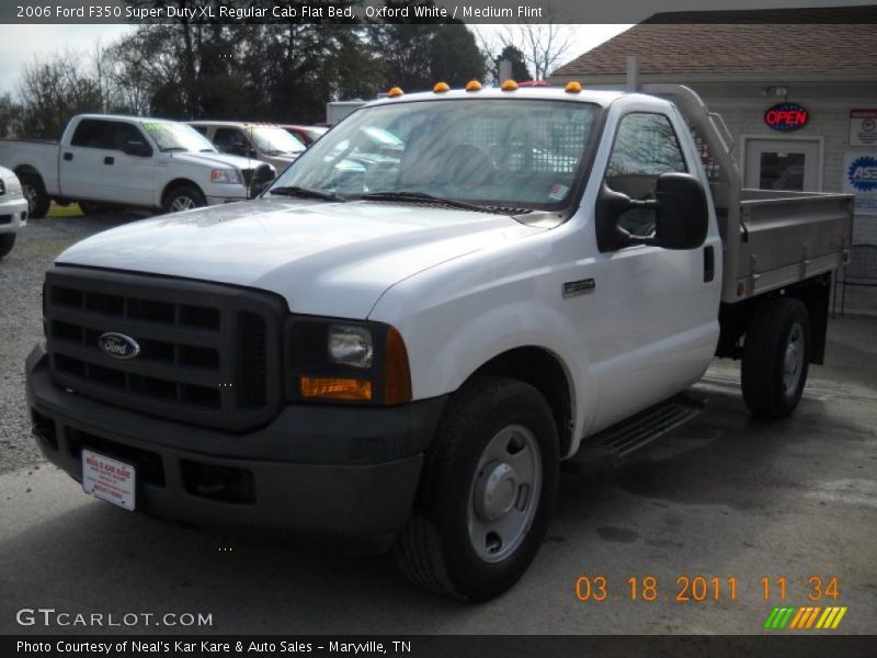 Oxford White / Medium Flint 2006 Ford F350 Super Duty XL Regular Cab Flat Bed