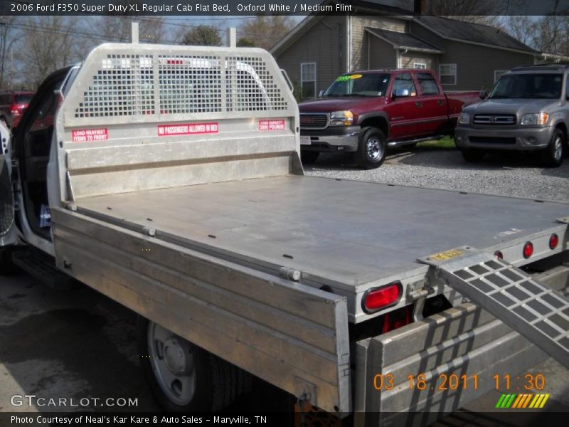 Oxford White / Medium Flint 2006 Ford F350 Super Duty XL Regular Cab Flat Bed