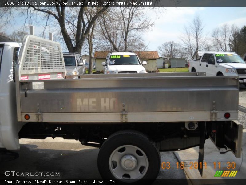 Oxford White / Medium Flint 2006 Ford F350 Super Duty XL Regular Cab Flat Bed