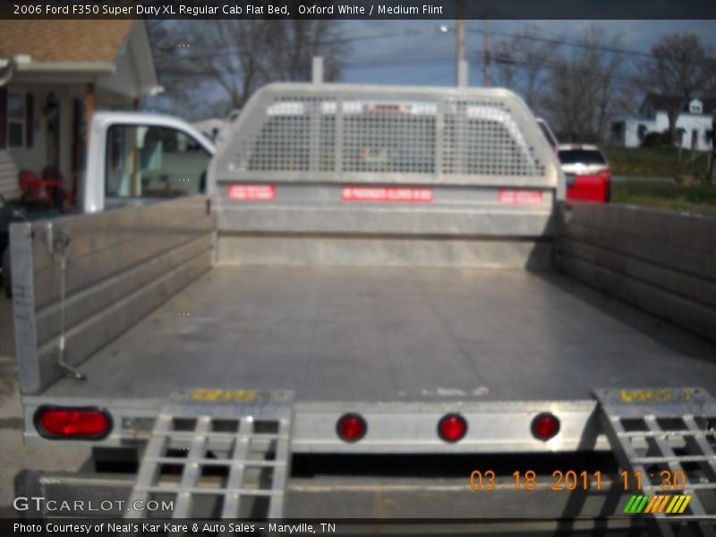 Oxford White / Medium Flint 2006 Ford F350 Super Duty XL Regular Cab Flat Bed