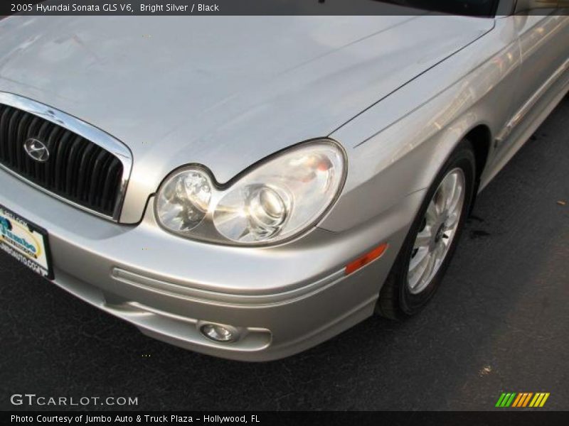Bright Silver / Black 2005 Hyundai Sonata GLS V6