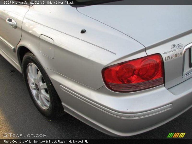 Bright Silver / Black 2005 Hyundai Sonata GLS V6