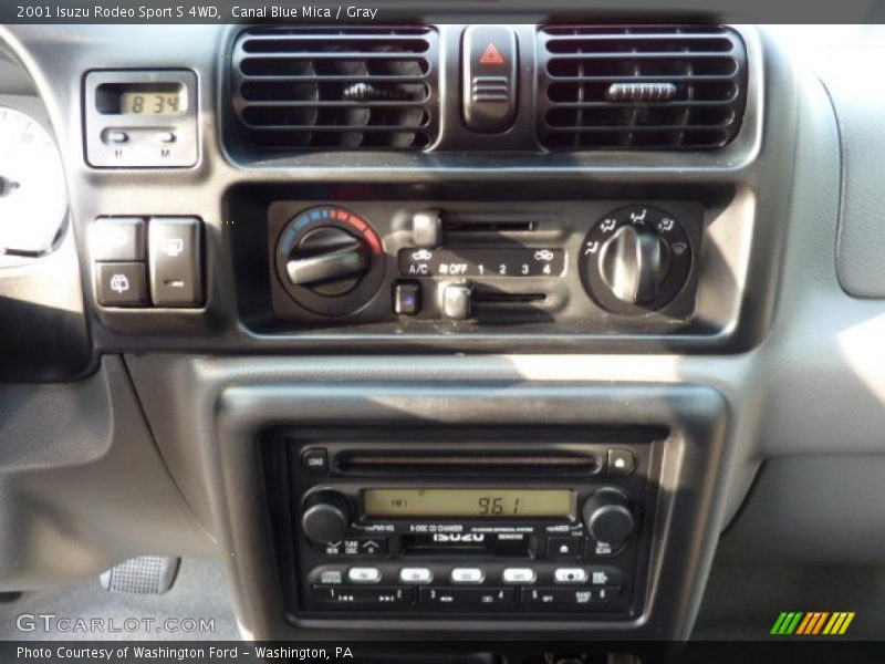 Controls of 2001 Rodeo Sport S 4WD
