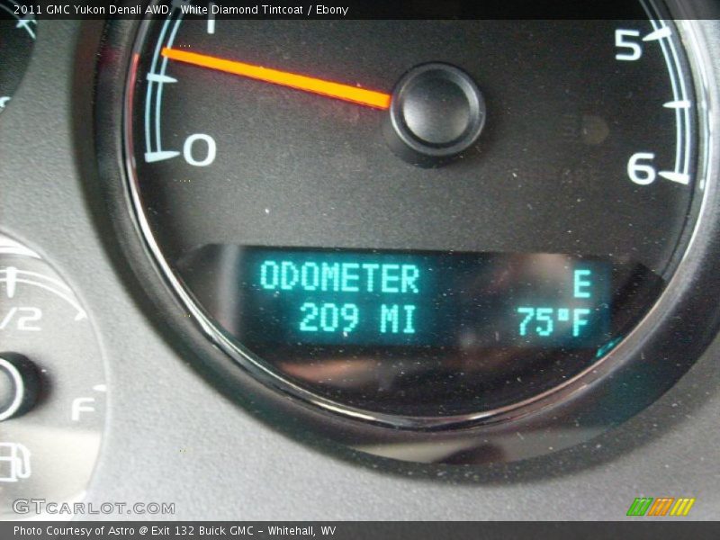 White Diamond Tintcoat / Ebony 2011 GMC Yukon Denali AWD