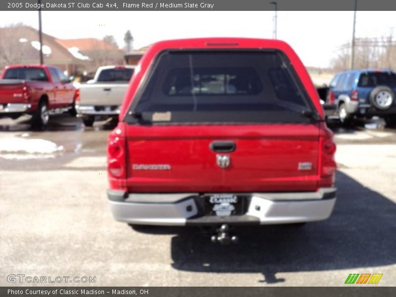 Flame Red / Medium Slate Gray 2005 Dodge Dakota ST Club Cab 4x4