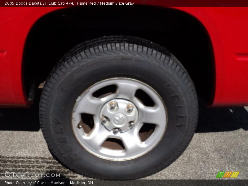 Flame Red / Medium Slate Gray 2005 Dodge Dakota ST Club Cab 4x4