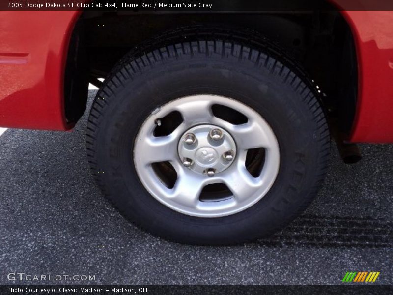 Flame Red / Medium Slate Gray 2005 Dodge Dakota ST Club Cab 4x4