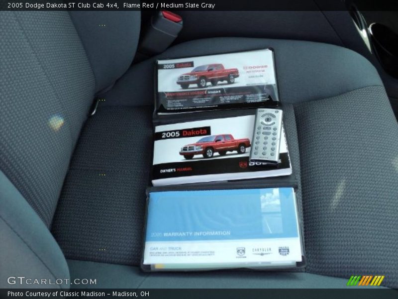 Flame Red / Medium Slate Gray 2005 Dodge Dakota ST Club Cab 4x4