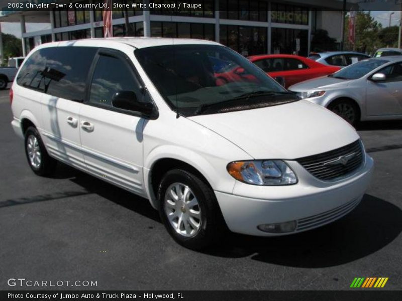 Front 3/4 View of 2002 Town & Country LXi