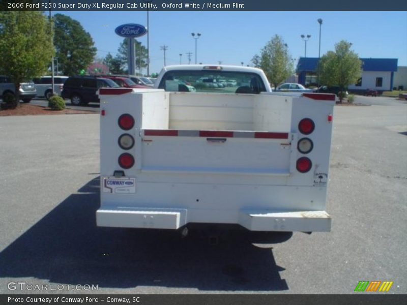 Oxford White / Medium Flint 2006 Ford F250 Super Duty XL Regular Cab Utility