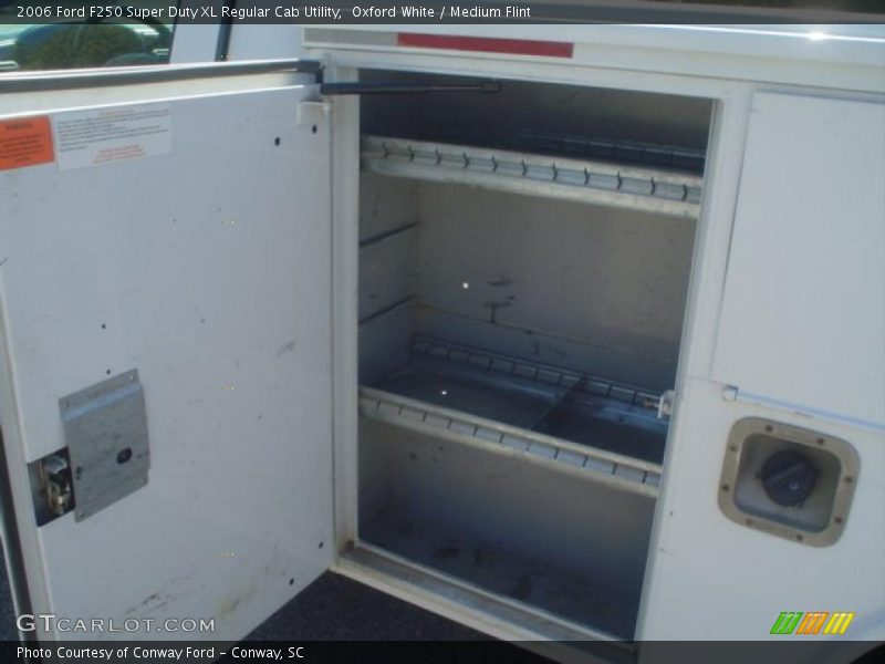 Oxford White / Medium Flint 2006 Ford F250 Super Duty XL Regular Cab Utility