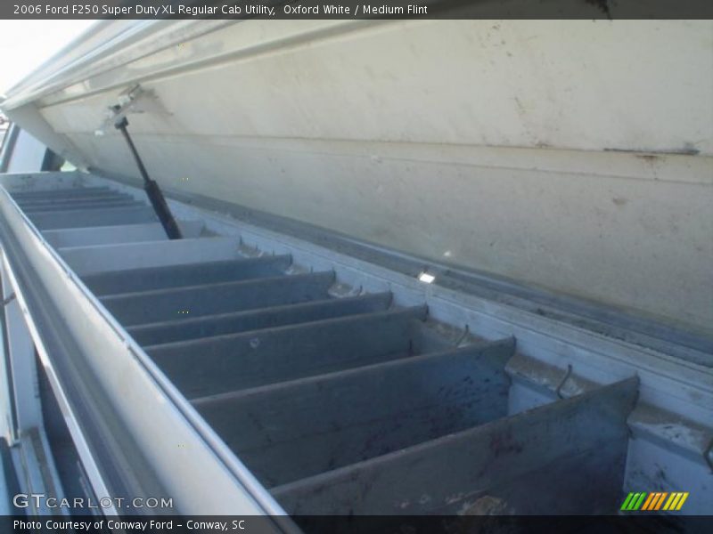 Oxford White / Medium Flint 2006 Ford F250 Super Duty XL Regular Cab Utility